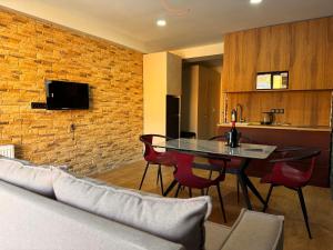 TV a/nebo společenská místnost v ubytování Luxury apartment with bedroom, new gudauri