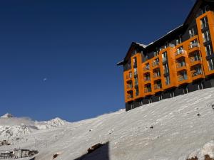 ein Gebäude auf einem schneebedeckten Berg in der Unterkunft Luxury apartment with bedroom, new gudauri in Gudauri