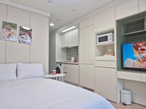 Η κουζίνα ή μικρή κουζίνα στο Rest, Sofa Bed City View Bidet Water Purifier in the heart of Seoul