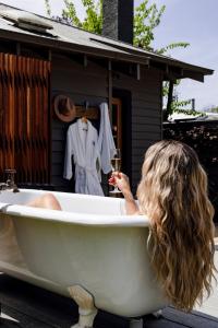 PiriesWAIRERE REST - High Country Couples Retreat - Outdoor Bath with Rural View的相册照片
