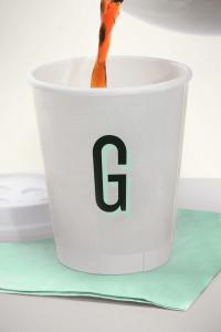 une tasse de café avec une lettre g sur elle dans l'établissement Garner Hotel Osaka Honmachi Kita Semba by IHG, à Osaka 108 autres photos