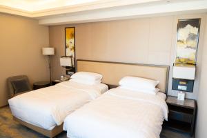Postel nebo postele na pokoji v ubytování Shangri-La Songbei, Harbin