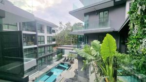 un edificio de apartamentos con piscina y plantas en B407-High Floor Pool View 1 Br At Ao Nang Beach, en Ao Nang Beach