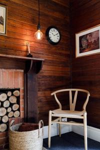 WAIRERE REST - High Country Couples Retreat - Outdoor Bath with Rural View的休息区