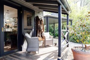 WAIRERE REST - High Country Couples Retreat - Outdoor Bath with Rural View外面的花园