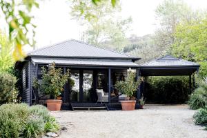 WAIRERE REST - High Country Couples Retreat - Outdoor Bath with Rural View外面的花园