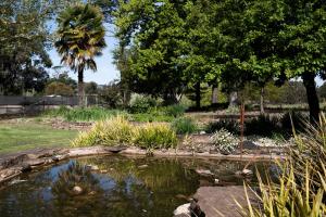 WAIRERE REST - High Country Couples Retreat - Outdoor Bath with Rural View外面的花园