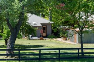 WAIRERE REST - High Country Couples Retreat - Outdoor Bath with Rural View外面的花园