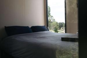 Katil atau katil-katil dalam bilik di Red Gum at Aranya Acres by Tiny Away