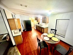 een woonkamer met een tafel en stoelen en een keuken bij Beautiful two bedroom house in Lake Wales