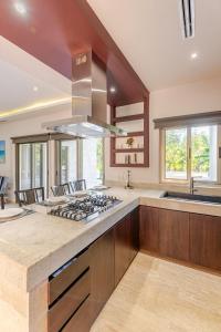 アクマルにあるDepartamento 3, Tulum Country Home, con Muelle de Pesca, Club de Playa, Alberca, Cenote y Campo de Golf, Contrata Day Pass Bahia Principeのキッチン(コンロ付)
