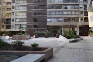 un patio vacío frente a un edificio en SyS Suites Nueva San Martin, en Santiago