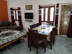 Un televizor și/sau centru de divertisment la One bhk Villa Home stay