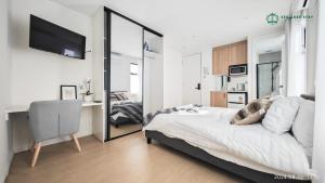 Ένα ή περισσότερα κρεβάτια σε δωμάτιο στο Private Suite with Queen Bed TV - Room 11