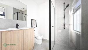 Ένα μπάνιο στο Private Suite with Queen Bed TV - Room 11