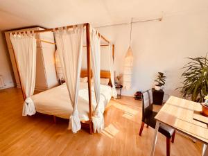 バルセロナにあるCasa Clotの天蓋付きベッドのある寝室
