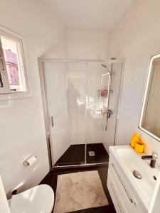 バルセロナにあるCasa Clotのシャワー、トイレ、洗面台を備えたバスルーム +47枚の写真
