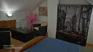 ein Wohnzimmer mit einem Gemälde an der Wand in der Unterkunft Chez Maurizio in Villemanoche