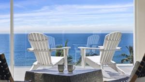 due sedie e un tavolo su un balcone con vista sull'oceano di Epic View - Panoramic, Beach, 3Bed 3Bath, Luxe a Sapphire Beach
