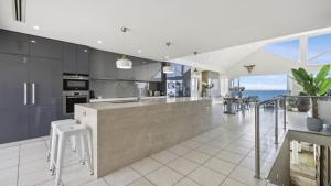 Kuchyň nebo kuchyňský kout v ubytování Epic View - Panoramic, Beach, 3Bed 3Bath, Luxe
