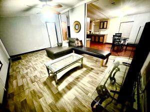 een woonkamer met een bank en een salontafel bij Beautiful two bedroom house in Lake Wales