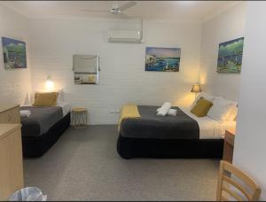 En eller flere senge i et værelse på Ocean Shores Motel