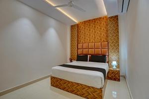 a bedroom with a large bed in a room at Hotel O Skycity in Kānpur