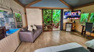 TV a/nebo společenská místnost v ubytování Valverde Glamping & Ecolodge