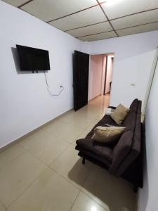 Μια τηλεόραση ή/και κέντρο ψυχαγωγίας στο Casa cerca del Centro de Santa Ana