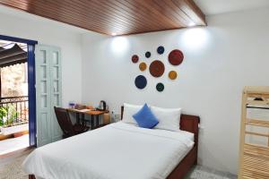 Postel nebo postele na pokoji v ubytování Hoi An Old Town Residence - 56 Phan Boi Chau, Hoi An