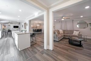 een keuken en woonkamer met een bank en een tafel bij Indian Lakes in Stone Mountain