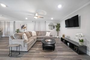 een woonkamer met een bank en een tv bij Indian Lakes in Stone Mountain