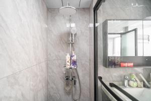 Koupelna v ubytování 上海柠檬汁民宿 Shanghai lemon juic B&B -Shanghai Lemon Deluxe Room外滩南京东路步行街