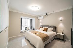 Postel nebo postele na pokoji v ubytování 上海柠檬汁民宿 Shanghai lemon juic B&B -Shanghai Lemon Deluxe Room外滩南京东路步行街