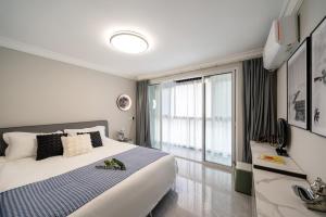 Postel nebo postele na pokoji v ubytování 上海柠檬汁民宿 Shanghai lemon juic B&B -Shanghai Lemon Deluxe Room外滩南京东路步行街