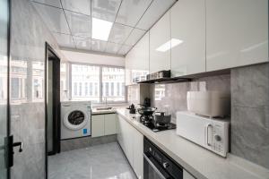 Kuchyň nebo kuchyňský kout v ubytování 上海柠檬汁民宿 Shanghai lemon juic B&B -Shanghai Lemon Deluxe Room外滩南京东路步行街