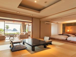 A seating area at Kurofune Hotel