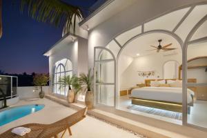 een slaapkamer met een bed en een zwembad bij Casa Mana Ubud in Ubud +7 foto's