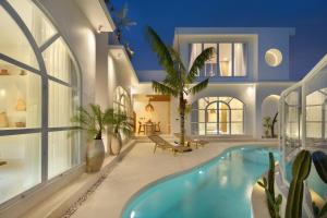 een zwembad in een huis met planten bij Casa Mana Ubud in Ubud