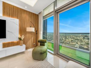 TV/Unterhaltungsangebot in der Unterkunft 5 Star High Rise Luxury Apartment, Infinity Pool With Stunning Burj View - Brand New Apartment