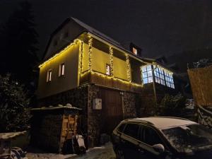 多纳瓦利Chatka Evka的顶部有圣诞灯的房子