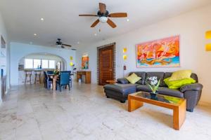 Χώρος καθιστικού στο SEA-FRONT VILLA, Isla Mujeres! Stunning Sea Views!