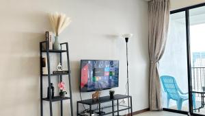 LM HomeyC 3BR Family Suite for 4-14 Pax with Nexflix & Coway Water Purifier的电视和/或娱乐中心