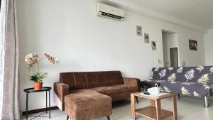 LM HomeyC 3BR Family Suite for 4-14 Pax with Nexflix & Coway Water Purifier的休息区