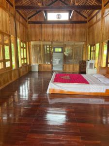 a large bedroom with a large bed in a room at Green Vietnam Farm Stay in Làng Trang