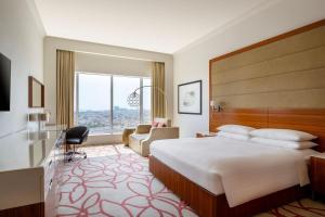 Postel nebo postele na pokoji v ubytování Marriott Hotel Downtown Abu Dhabi