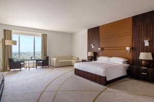 Postel nebo postele na pokoji v ubytování Marriott Hotel Downtown Abu Dhabi