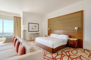 Postel nebo postele na pokoji v ubytování Marriott Hotel Downtown Abu Dhabi