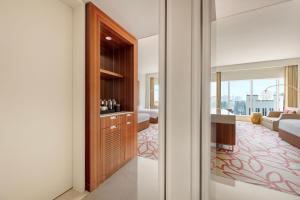 Postel nebo postele na pokoji v ubytování Marriott Hotel Downtown Abu Dhabi