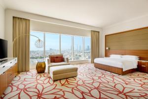 TV a/nebo společenská místnost v ubytování Marriott Hotel Downtown Abu Dhabi
